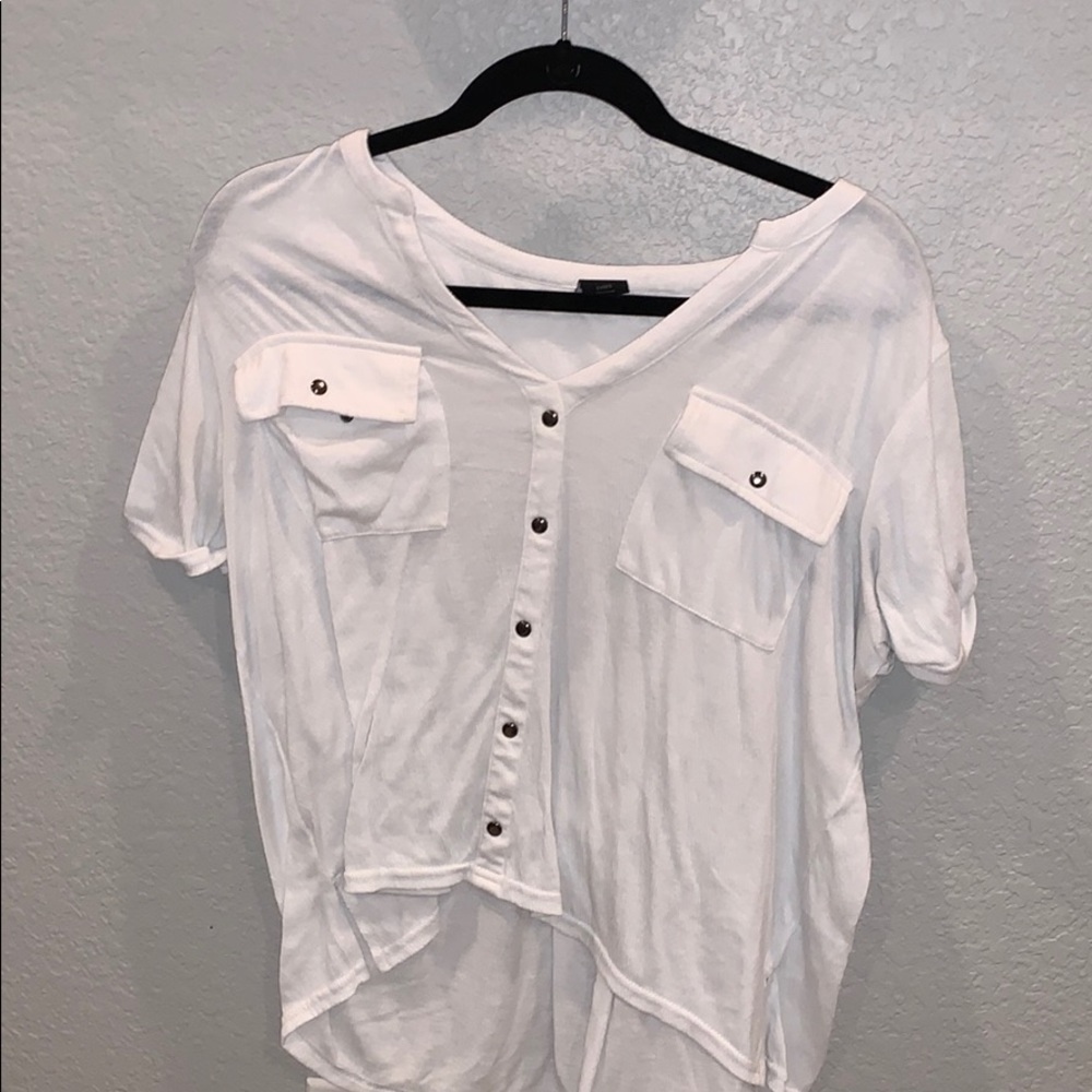 White top with pockets